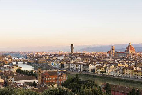 Italien, Toskana, Florenz, Stadtbild am Abend - FOF008292