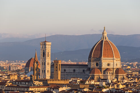 Italien, Toskana, Florenz, Campanile di Giotto und Dom von Florenz - FOF008294