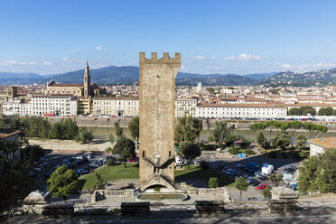 Italien, Toskana, Florenz, Piazza Giuseppe Poggi, Turm von San Niccolo und Basilika Santa Croce - FOF008297