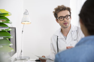 Doctor talking to patient in medical practice - FKF001446