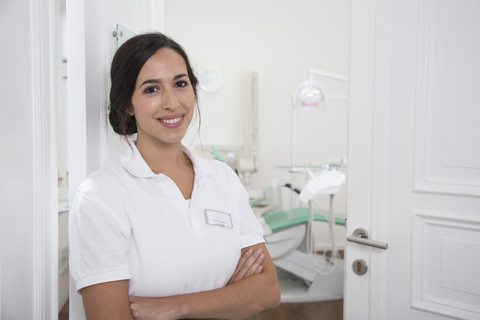 Porträt eines lächelnden Zahnarztes in der Praxis, lizenzfreies Stockfoto