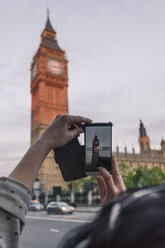 UK, London, Frau fotografiert den Big Ben mit ihrem Smartphone - ZMF000432