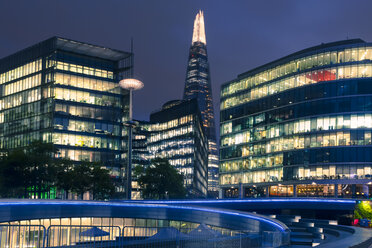 UK, London, Bürogebäude im Finanzviertel bei Nacht - ZMF000437