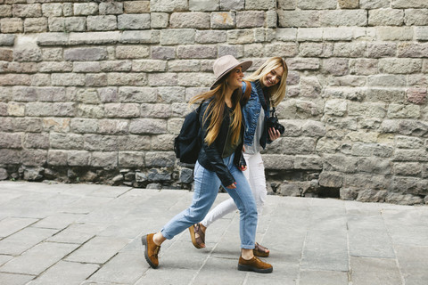 Spanien, Barcelona, zwei junge Frauen beim Spaziergang in der Stadt, lizenzfreies Stockfoto