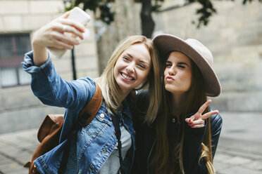 Zwei verspielte junge Frauen machen ein Selfie - EBSF000949