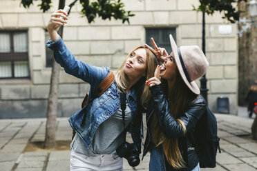 Zwei verspielte junge Frauen machen ein Selfie - EBSF000951