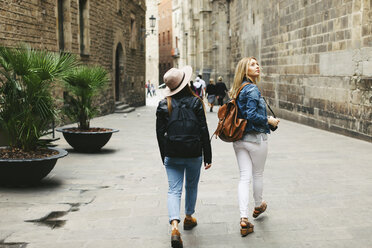 Spain, Barcelona, two young women walking in the city - EBSF000952