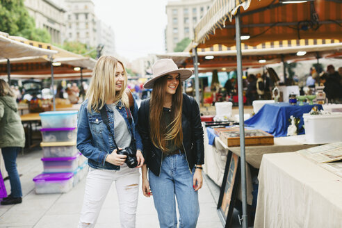 Spanien, Barcelona, zwei junge Frauen auf dem Flohmarkt - EBSF000963