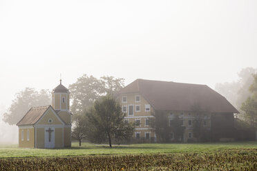 Germany, Old Bavaria, view to house and chapel - HAM000065