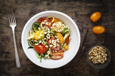 Helixartig gewickelte Zucchini, Gemüsenudeln und Tomaten in Schale - EVGF002473