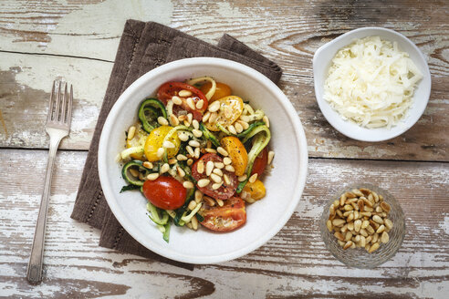 Helixartig gewickelte Zucchini und Tomaten mit Parmesan - EVGF002479