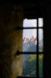 Deutschland, Bayern, Burghausen, Blick durch ein Fenster der Burg - HAM000075