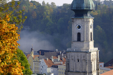 Deutschland, Bayern, Blick auf Kirchturm und Häuser von Burghausen - HAMF000076