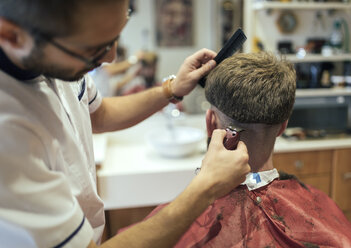 Barbier rasiert Kopf eines Kunden - MGOF000884