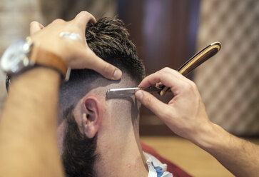 Barbier rasiert Kopf eines Kunden - MGOF000900
