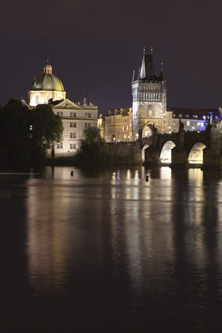 Tschechien, Prag, Blick auf den beleuchteten Altstädter Brückenturm bei Nacht, lizenzfreies Stockfoto