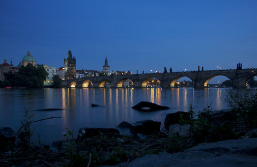 Tschechien, Prag, Blick auf die beleuchtete Karlsbrücke und den Altstädter Brückenturm zur blauen Stunde - OLEF000052