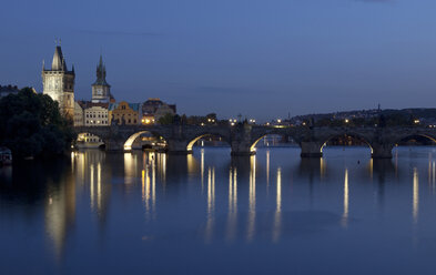 Tschechien, Prag, Blick auf Karlsbrücke und Altstädter Brückenturm in der Dämmerung - OLEF000054