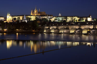 Tschechische Republik, Prag, Blick auf die beleuchtete Prager Burg und die Karlsbrücke bei Nacht - OLEF000055