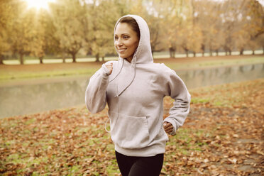 Frau joggt im Park im Herbst - MFF002450