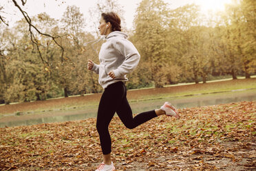 Frau joggt im Park im Herbst - MFF002451