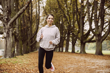 Frau joggt im Park im Herbst - MFF002453