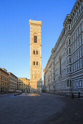 Italien, Florenz, Blick auf die Basilica di Santa Maria del Fiore und den Campanile di Giotto - FOF008302