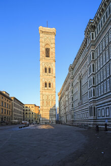 Italien, Florenz, Blick auf die Basilica di Santa Maria del Fiore und den Campanile di Giotto - FOF008302