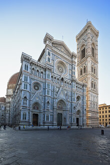 Italien, Florenz, Blick auf die Westfassade der Basilica di Santa Maria del Fiore mit dem Campanile di Giotto - FOF008303