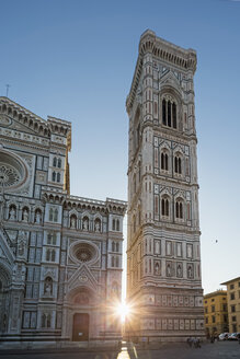 Italien, Florenz, Blick auf die Basilica di Santa Maria del Fiore und den Campanile di Giotto bei Gegenlicht - FOF008304