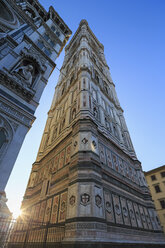 Italien, Florenz, Teil der Fassade der Basilica di Santa Maria del Fiore und des Campanile di Giotto - FOF008305