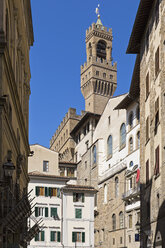 Italien, Florenz, Turm des Palazzo Veccio mit Hausfassaden im Vordergrund - FOF008306