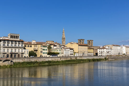 Italien, Florenz, Blick auf die Basilika Santa Croce hinter einer Häuserreihe am Arno - FOF008307