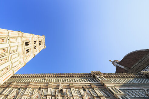 Italien, Florenz, Teil der Fassade der Basilica di Santa Maria del Fiore und des Campanile di Giotto - FOF008309