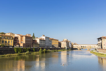 Italien, Florenz, Fluss Arno und Ponte Vecchio - FOF008310