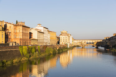 Italien, Florenz, Fluss Arno und Ponte Vecchio - FOF008311