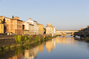 Italien, Florenz, Fluss Arno und Ponte Vecchio - FOF008311