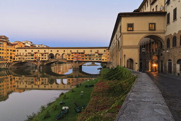 Italien, Florenz, Fluss Arno und Ponte Vecchio - FOF008312