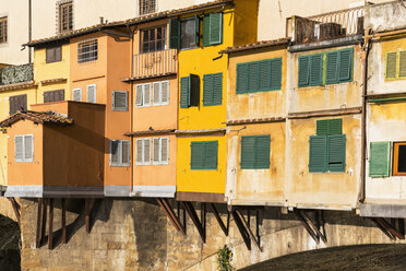 Italien, Florenz, Gebäude auf der Ponte Vecchio - FOF008314