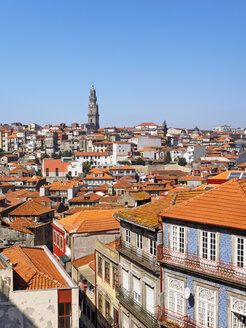 Portugal, Grande Porto, Ansicht von Porto, Torre dos Clerigos im Hintergrund - LAF001500