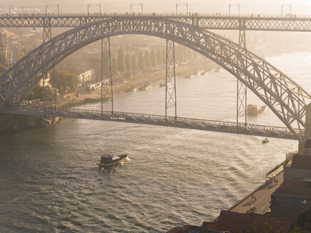 Portugal, Grande Porto, Porto, die Brücke Luiz I. und der Fluss Douro am Abend - LAF001504