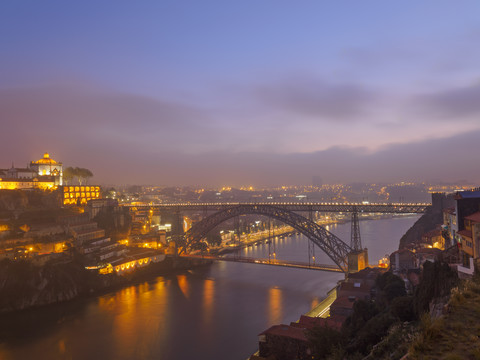 Portugal, Grande Porto, Porto, Luiz I Brücke und Douro Fluss, Mosteiro da Serra do Pilar am Abend, lizenzfreies Stockfoto