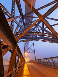 Portugal, Grande Porto, Porto, die Brücke Luiz I. und der Fluss Douro am Abend - LAF001511