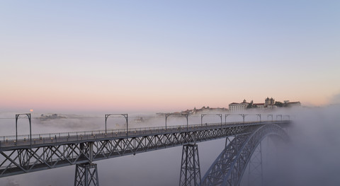 Portugal, Grande Porto, Porto, Luiz I Brücke am Abend, Panorama, lizenzfreies Stockfoto