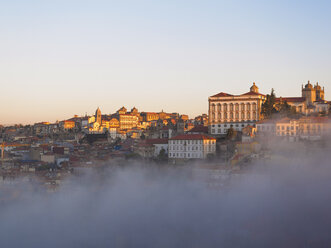 Portugal, Douro, Blick auf Porto im frühen Morgenlicht, Wolken - LAF001516