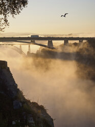 Portugal, Grande Porto, Porto, Luiz I Bridge in the evening - LAF001517