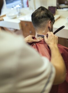 Barbier rasiert Hals eines Kunden - MGOF000930
