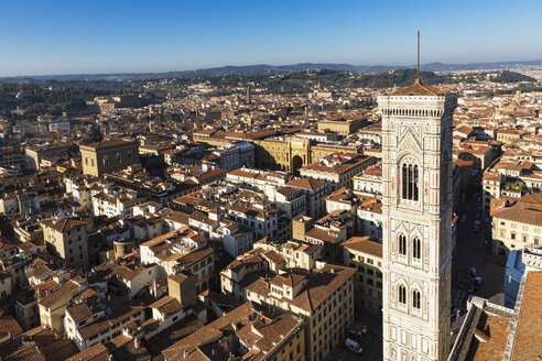 Italien, Toskana, Florenz, Blick auf die Piazza della Repubblica mit Arcone, Campanile di Giotto - FOF008328