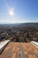 Italien, Toskana, Florenz, Stadtansicht gegen die Sonne - FOF008332