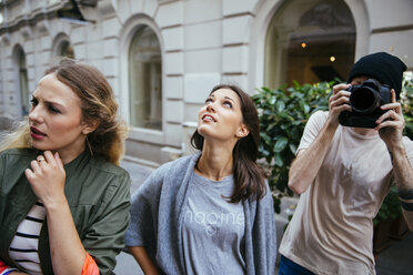 Austria, Vienna, three tourists exploring the old town - AIF000110